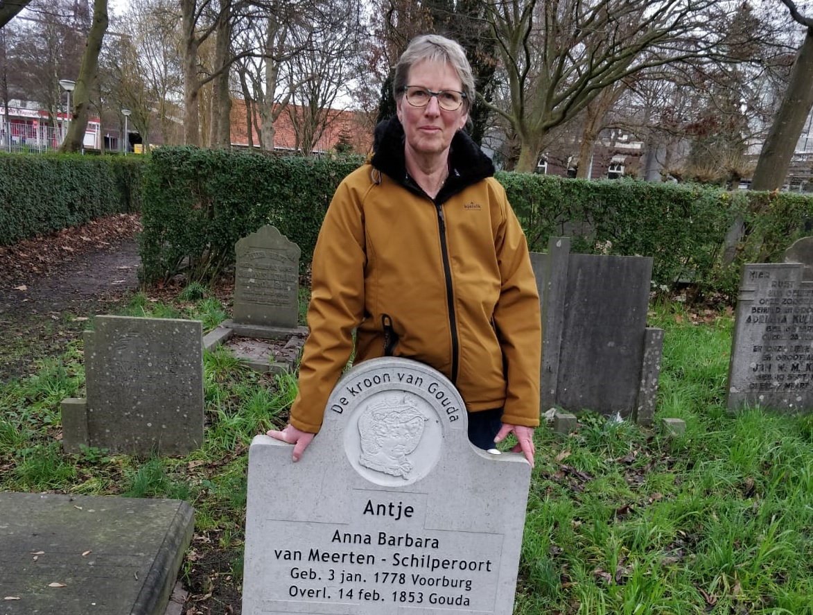 Carolyt Koops bij het vernieuwde graf van Anna Barbara
