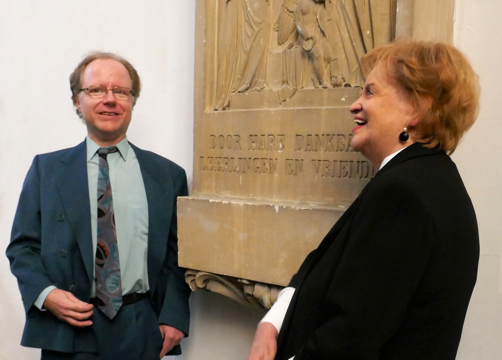 Biograaf Jean-Philippe van der Zwaluw en Cisca Dresselhuys voor gedenkplaat AB